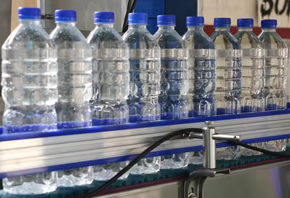 Линия наполнения маленьких бутылок и флаконов водой, 2000 бутылок в час Линия наполнения маленьких бутылок и флаконов водой, 2000 бутылок в час